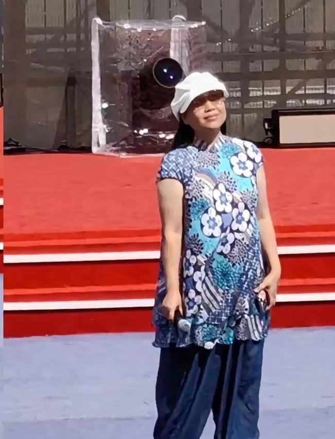 照片中的人，真的是张也吗？不太敢相信呢。张也是1968年生人，才57岁。没有这么