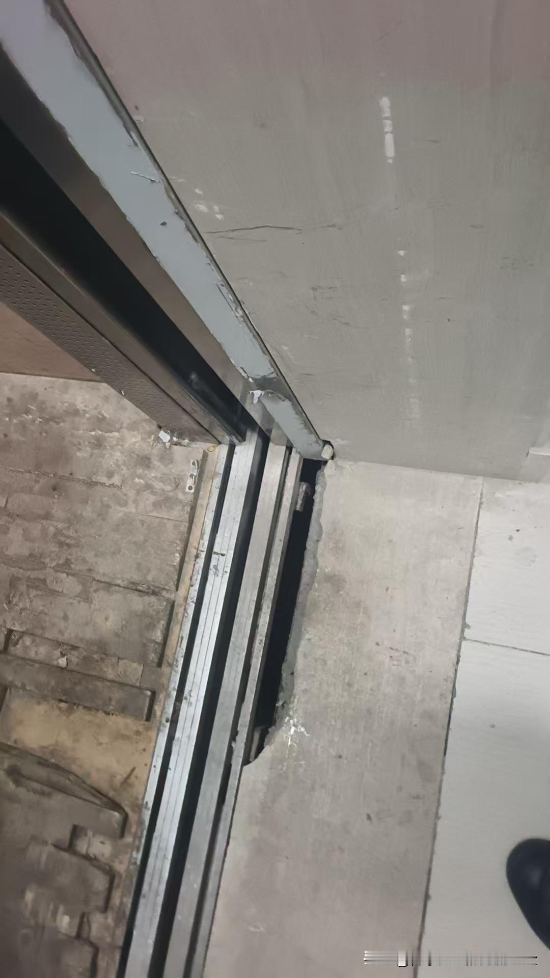 今天是金碧物业走后的第118天，大明物业的第26天。电梯前开裂，并且垃圾成堆