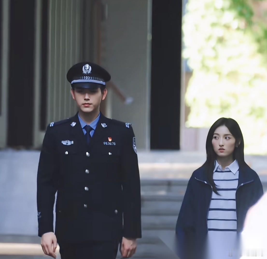张子枫陈飞宇新剧路透，有人说是“爸爸带女儿”，有人说是“哥妹感拉满”同一个画面