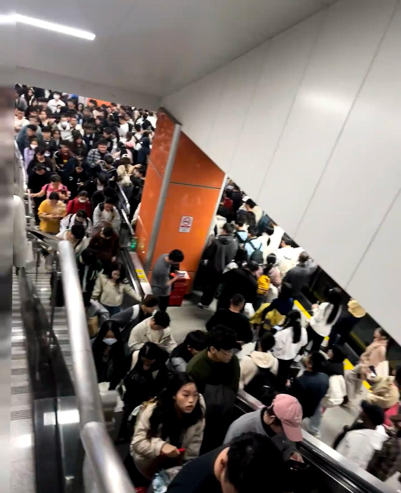 12月31日下午广州地铁。从东平到嘉禾望岗花了40分钟（仅一站）在白云东平