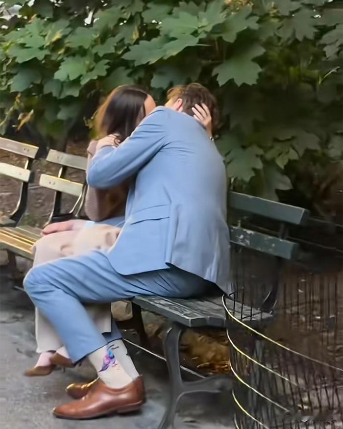 “激情热吻！”2026年7月23日，一段视频把全球顶级律所整不会了。合伙人和女下