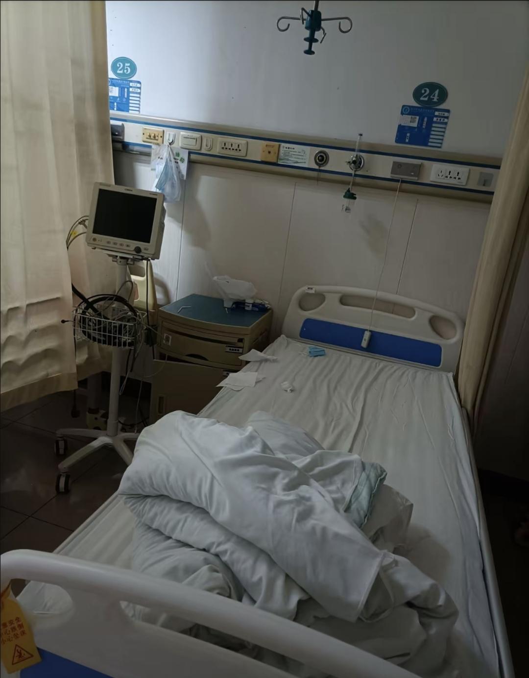 血氧掉到40%，她开口说回家，医生笔尖停在签字栏。监护仪滴滴响，心率忽高忽低，