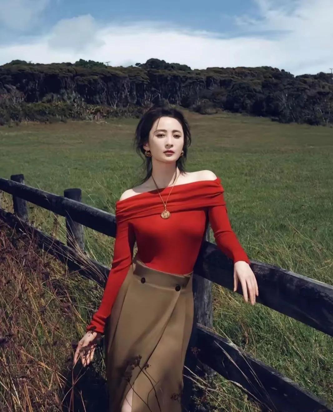 蒋勤勤这组红棕穿搭真的美到失语！旷野氛围感+松弛感，谁看了不说一句绝！🔥蒋