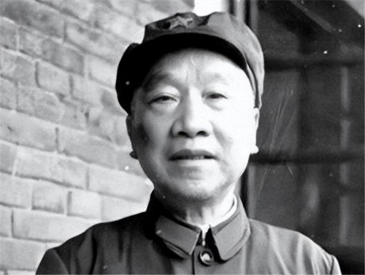 1934年，18岁的小红军身受重伤，藏在山洞，谁料被民团头目发现。头目剥光他的衣