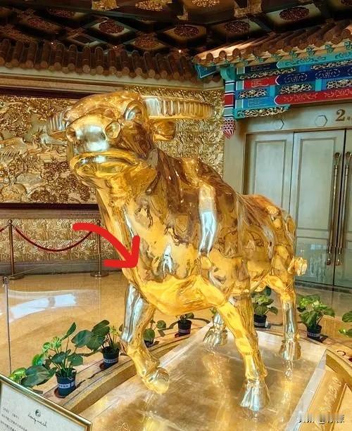 金价暴涨，突然想起华西村的黄金牛，重1吨，即1000000克，当时造价是3个