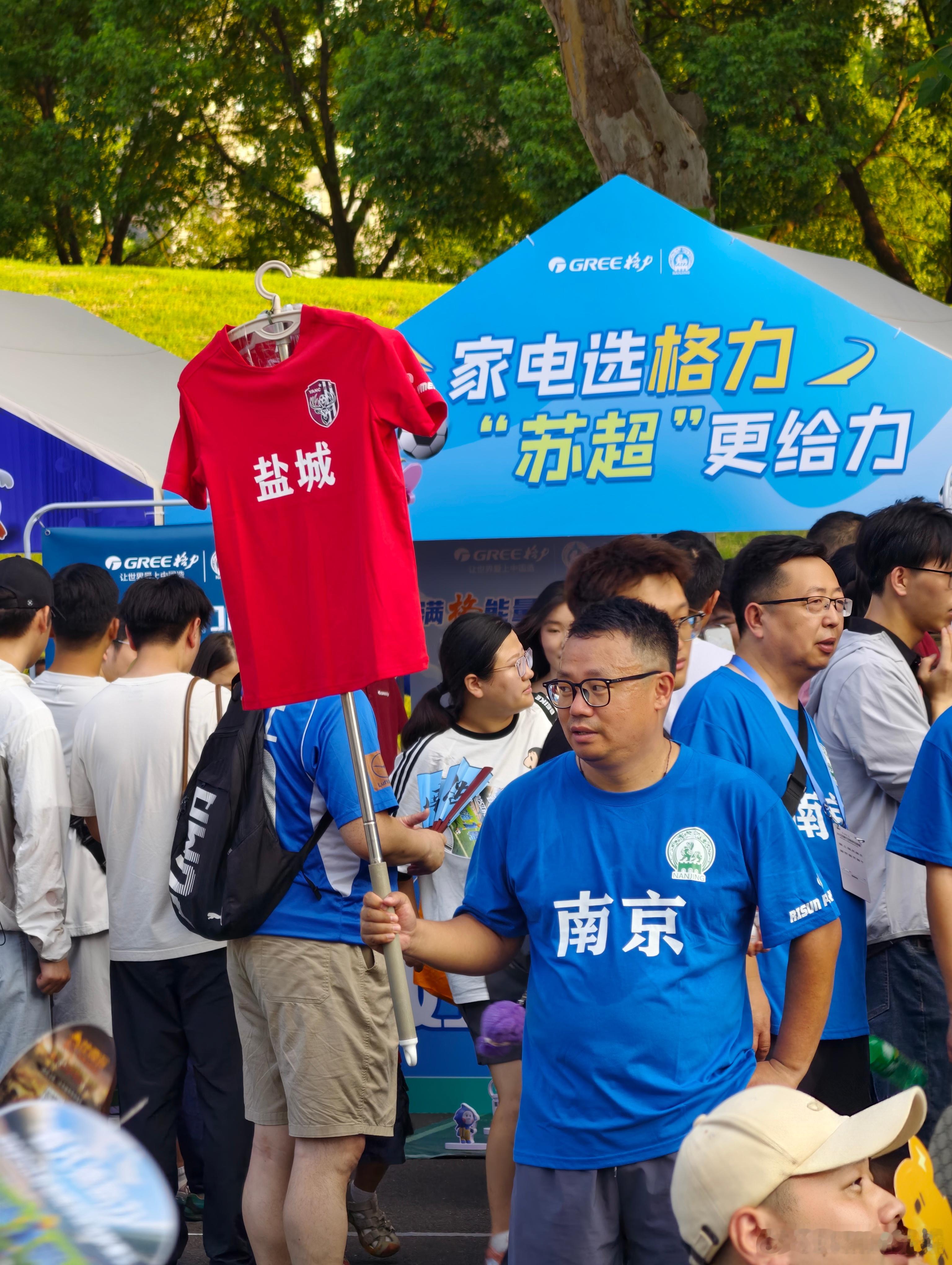 山东人第一次看苏超表示大受震撼，真没想到省级比赛可以这么火，南京盐城这场全满。有