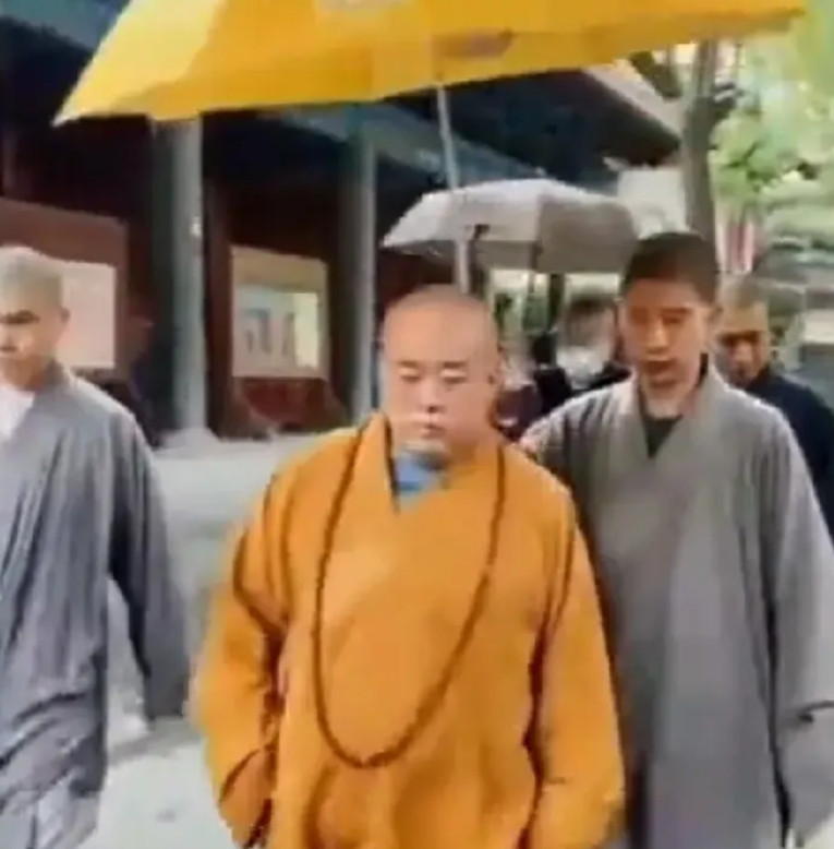 都说和尚打伞，无法无天。从释永信和他的六个女人的暧昧关系，就可以看出他有多无法