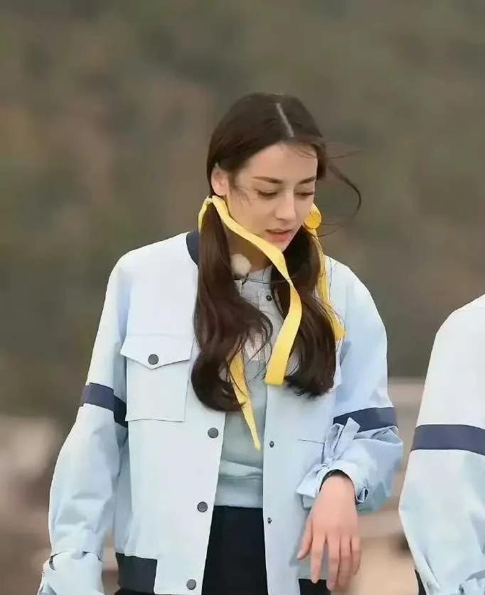 还是曾经的跑男最真实，那个时候参加跑男的女明星几乎都是素颜上镜。那时候的李沁，那