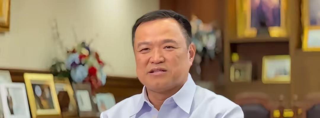 有人说泰王玛哈力保他信，例子就是他信本应坐牢8年，被泰王玛哈赦免七年，只需做一年