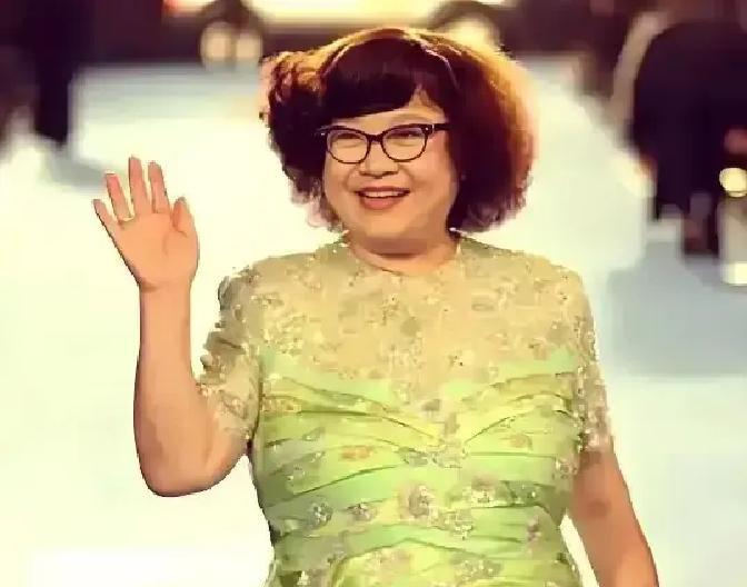 沈殿霞临终前拨通郑少秋电话，只说一句把欣宜交给你。郑少秋当场哽咽答应。那