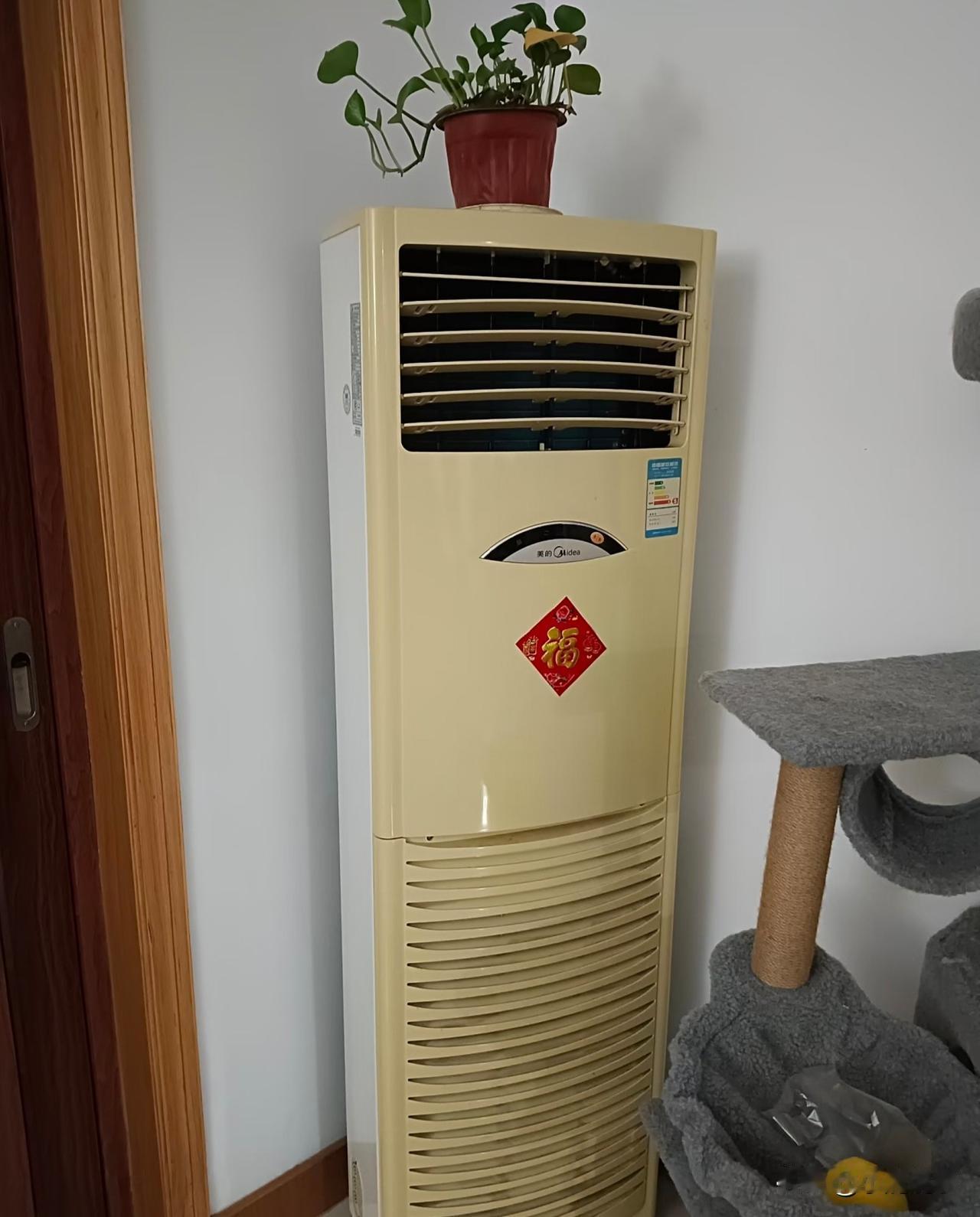 家里那台老空调，去年当废铁卖，收破烂的只给一百五。今年拆开卖铜，师傅一过秤，给了