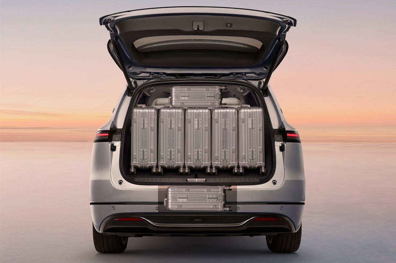 对比30万级主流智能SUV（问界M9、理想L9），23.99万起的深蓝S09，核