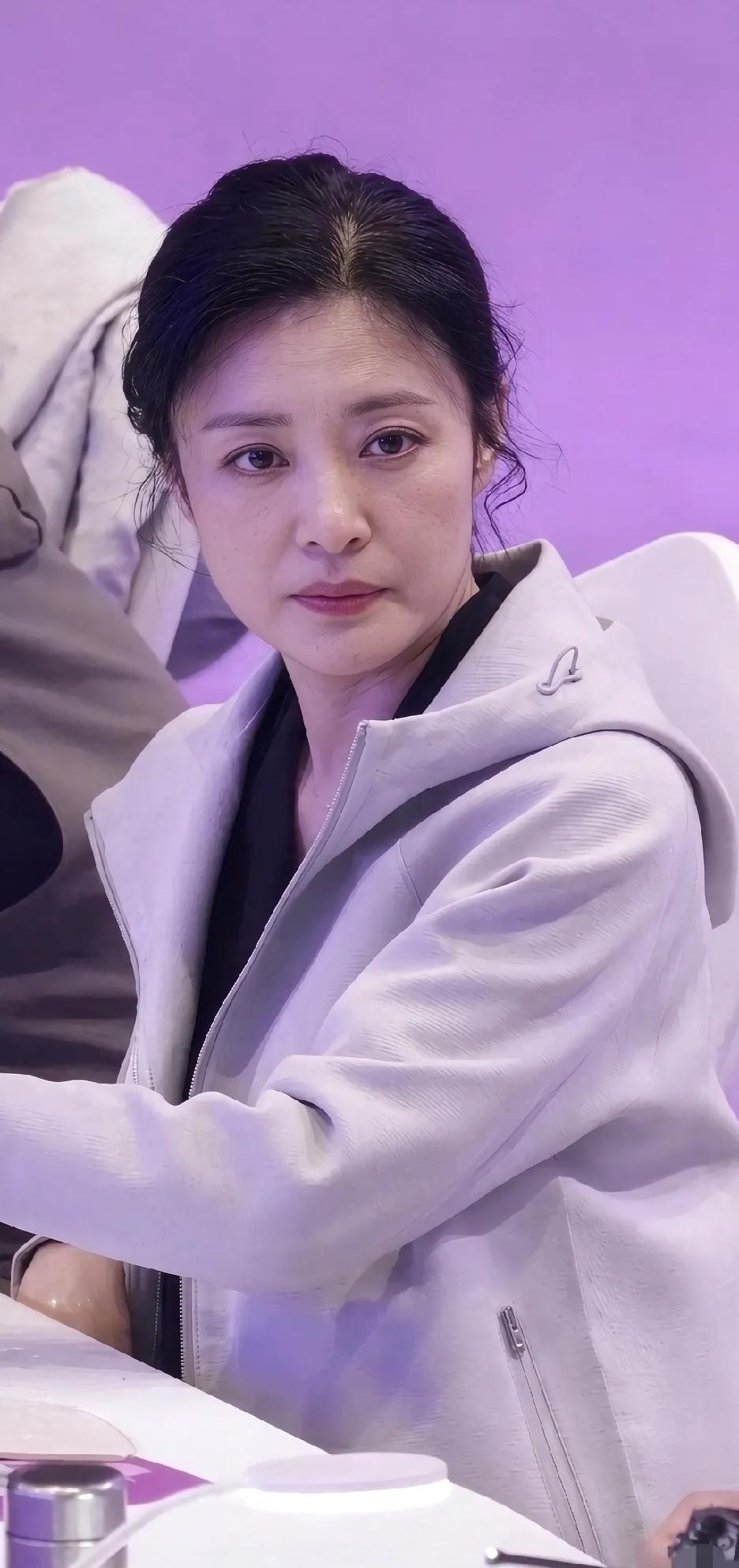 真正的气质，藏在岁月里。周涛这组现场原图，浅灰外套搭配黑色上衣，简简单单一身，