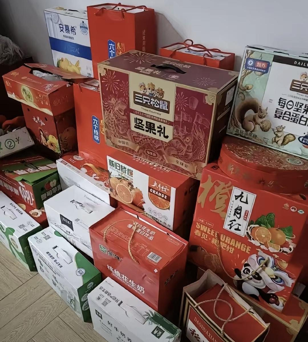 今年春节，老家镇上超市的礼盒全积在角落，落灰都没人扫。老板说，以前一天卖三五万，