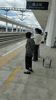 看来，大妈是经常坐公交车啊[呲牙笑]