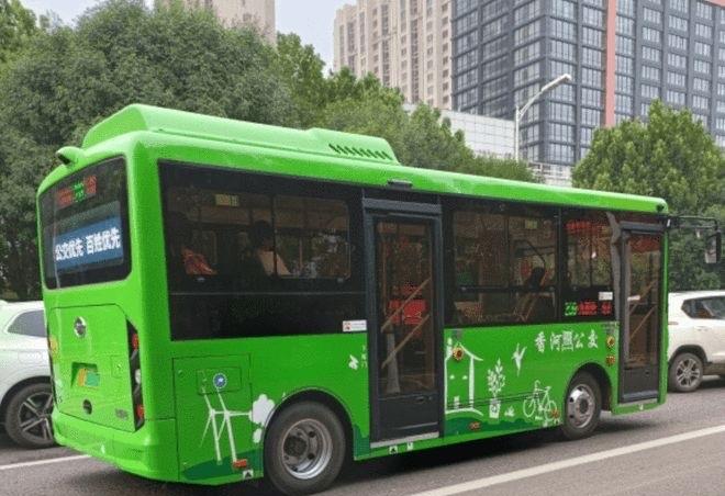 邻居王姐和老爸在市医院门口坐公交车，公交车上只有一个空着的爱心座位，被一个先上车