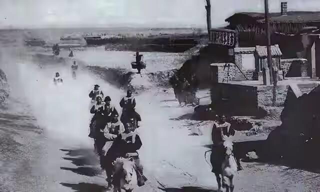 1944年，匪首宋殿元在满德堂村，看到一个妇人颇具姿色，长的很好看，不仅“强暴“