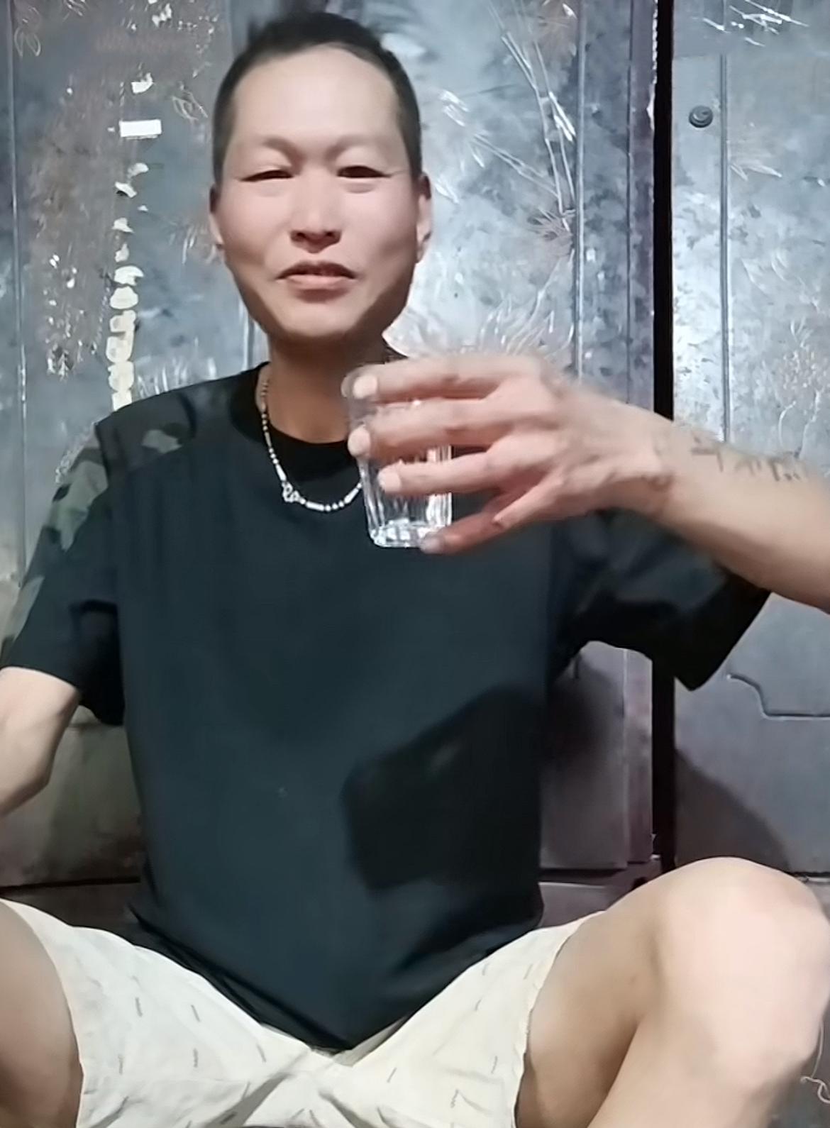 “漯河酒神”你说你这是何必呢？一口气能喝半斤，一顿喝两瓶，不出事才怪呢？来自河