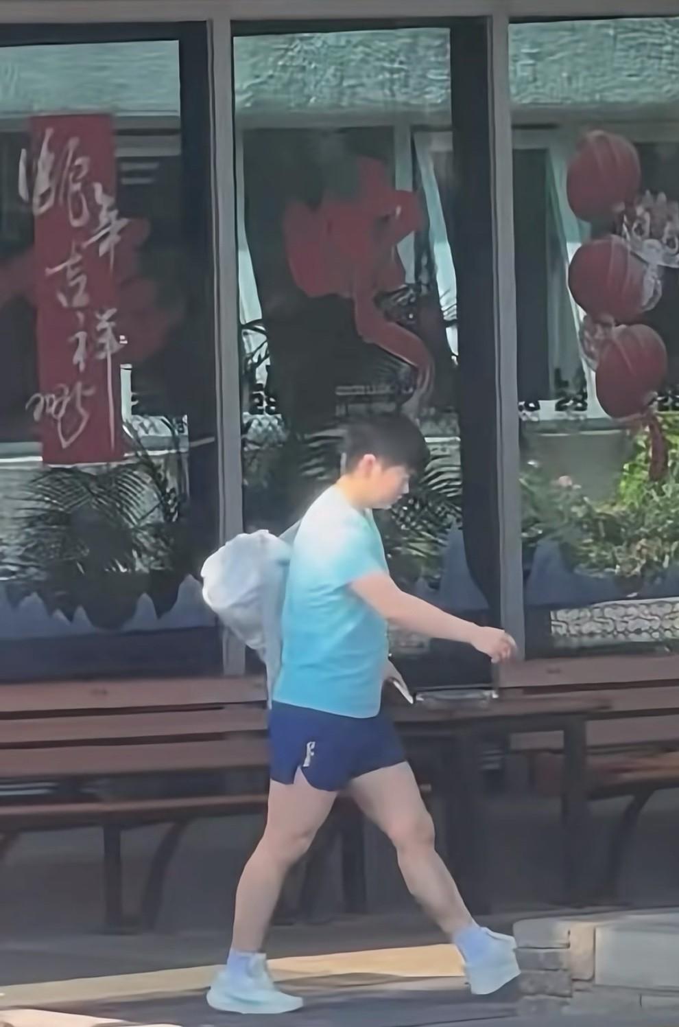 今日份蓝色小莎……好久没看到莎莎了，终于看到今日上训的莎莎了，还有莎莎终于不穿