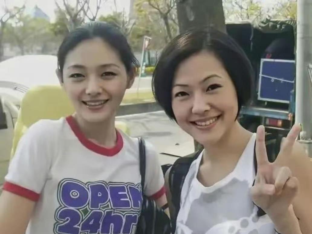 大S没走，谣言自己先断气了。小S一边扛着金钟奖奖杯，一边凌晨三点回姐姐微信：“