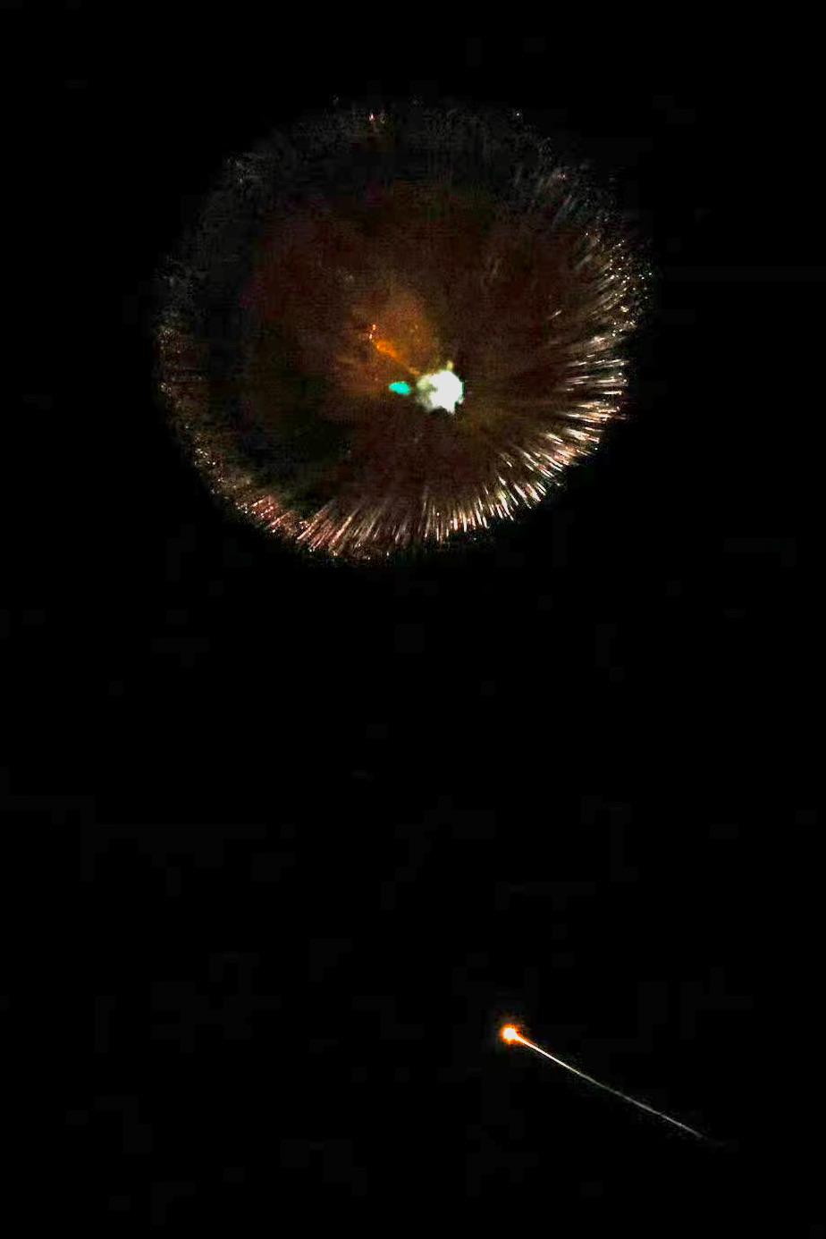 昨天的导弹攻击中，一枚伊朗的中程弹道导弹在再入段被防空导弹命中，爆炸将再入弹头击