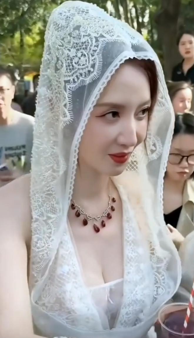上海时装周上，张萌那个“双手托xiong”的动作，直接把热搜给干爆了。说实话，