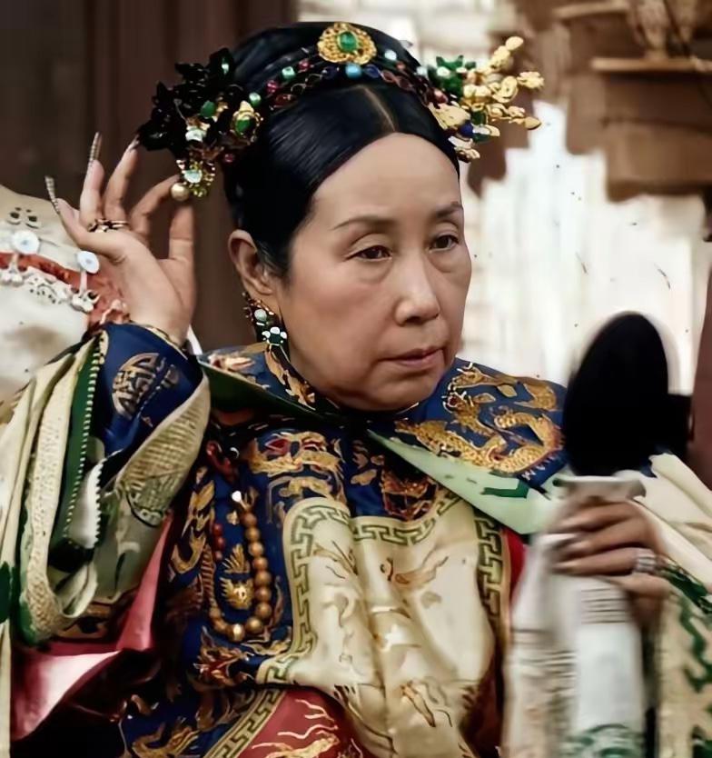 这是慈禧太后对镜梳妆打扮的真实容貌，这可不是演员扮演的，货真价实的照片。慈禧