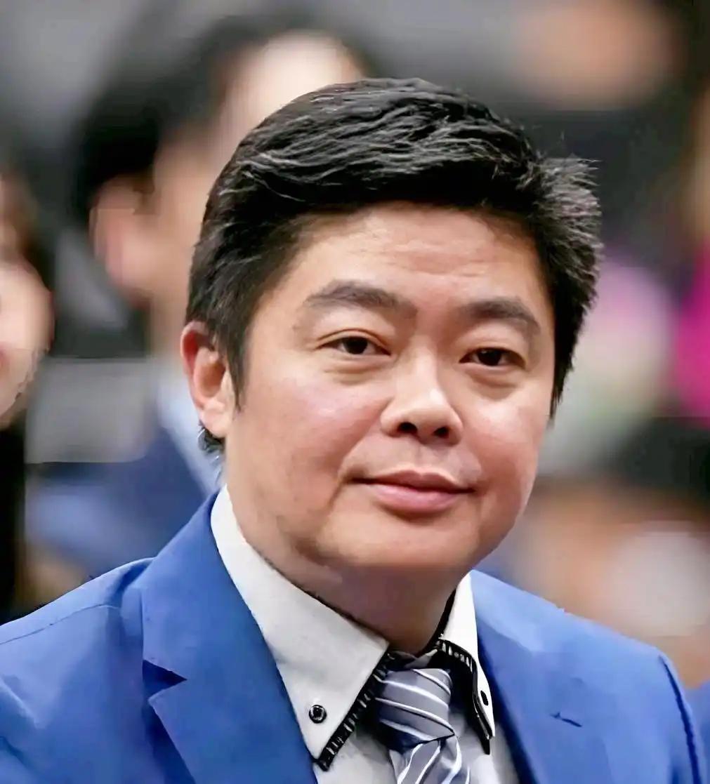 他给日本人当教练，一心琢磨如何击败中国队。然而他自己的两个儿子，却都留在德国训练