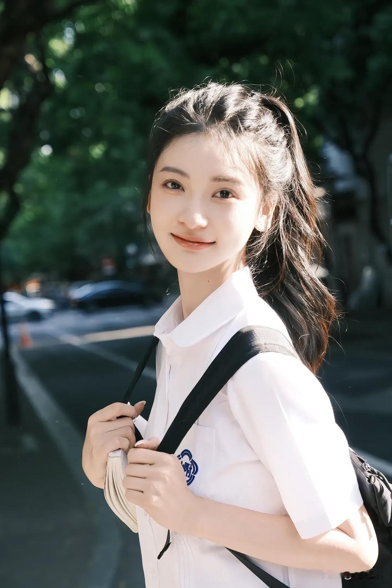 阳光下的青春少女，背着书包，微笑前行。
