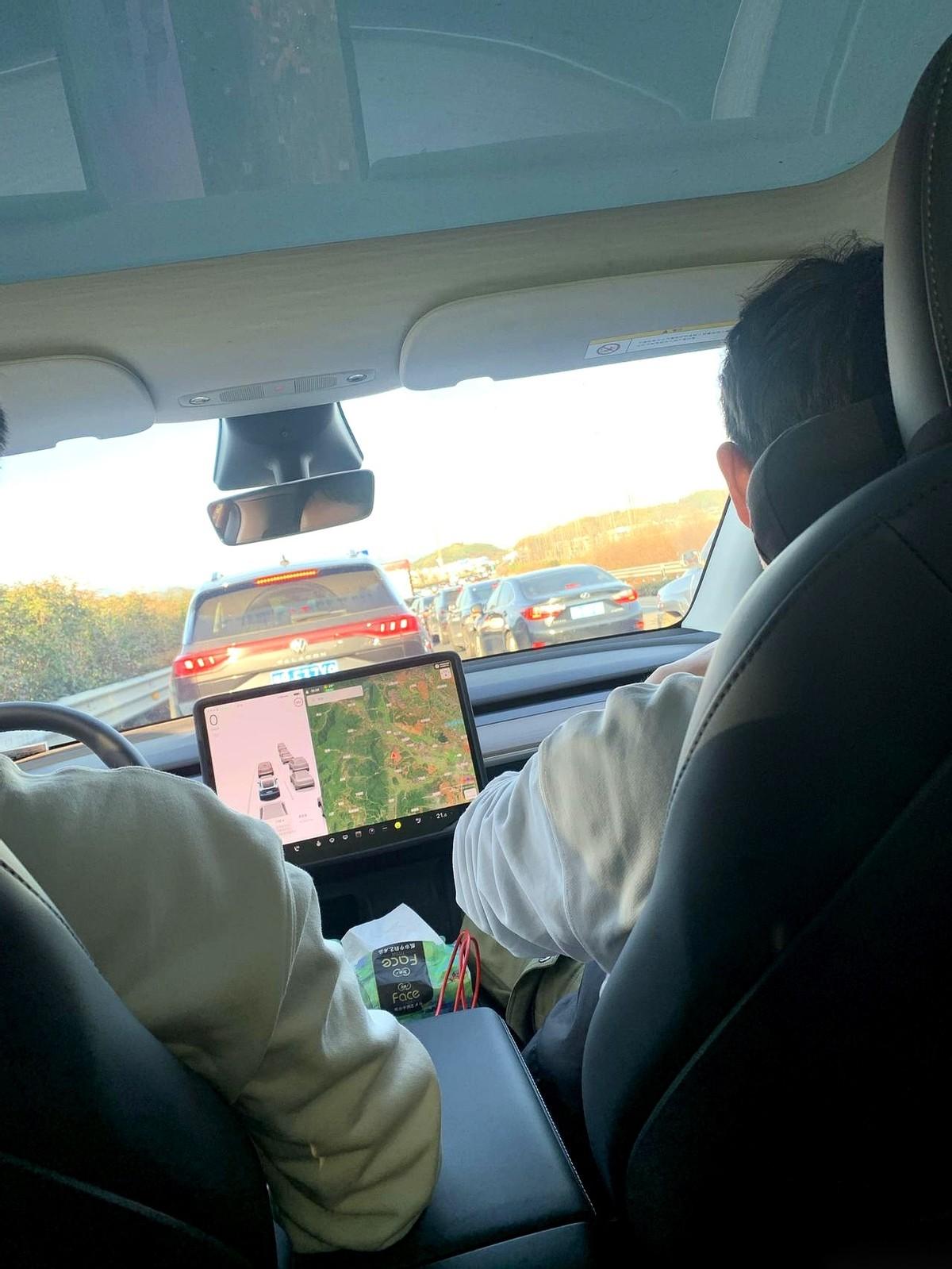 晚上十点。我的车，还“长”在高速上。一排排红色的尾灯，像一条望不到头的贪吃蛇