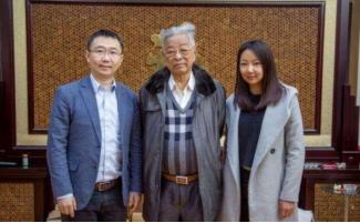 1995年，褚时健的掌上明珠褚映群被洛阳警方带走，4个月后，褚映群在狱中自杀身亡