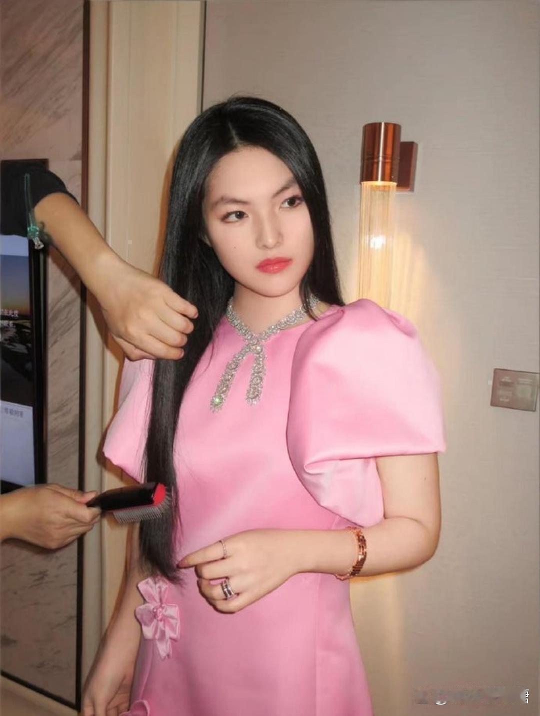 王诗龄换了个眉毛好看了很多呀，李湘瘦的这么快吗，上次机场还是那么胖的。