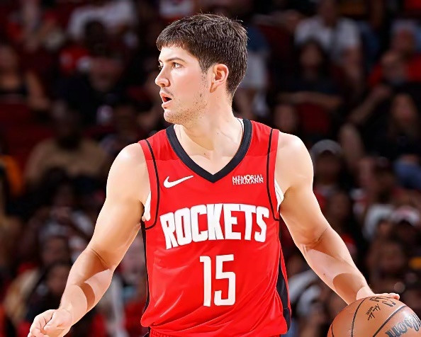 阿门绝杀热火，火箭背靠背连胜。看来火箭不是缺后卫，是乌杜卡之前不会用。谢泼德23