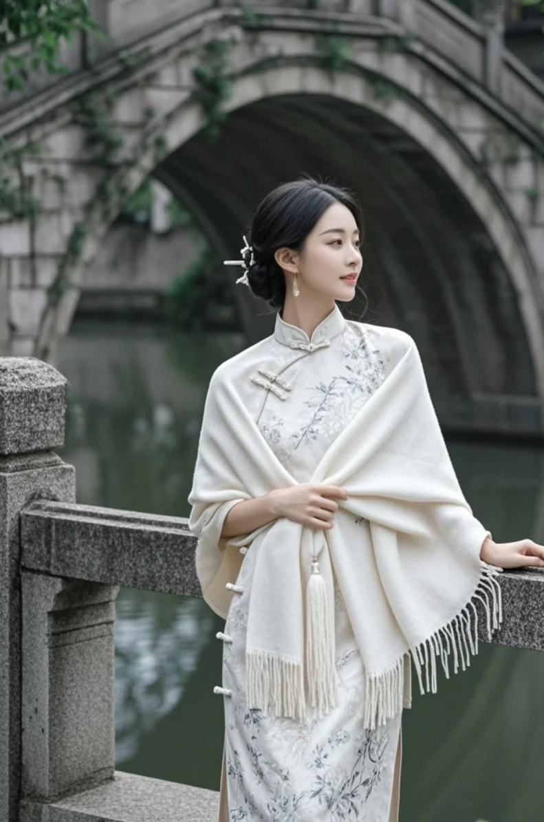 婉约佳人漫步江南画卷之中