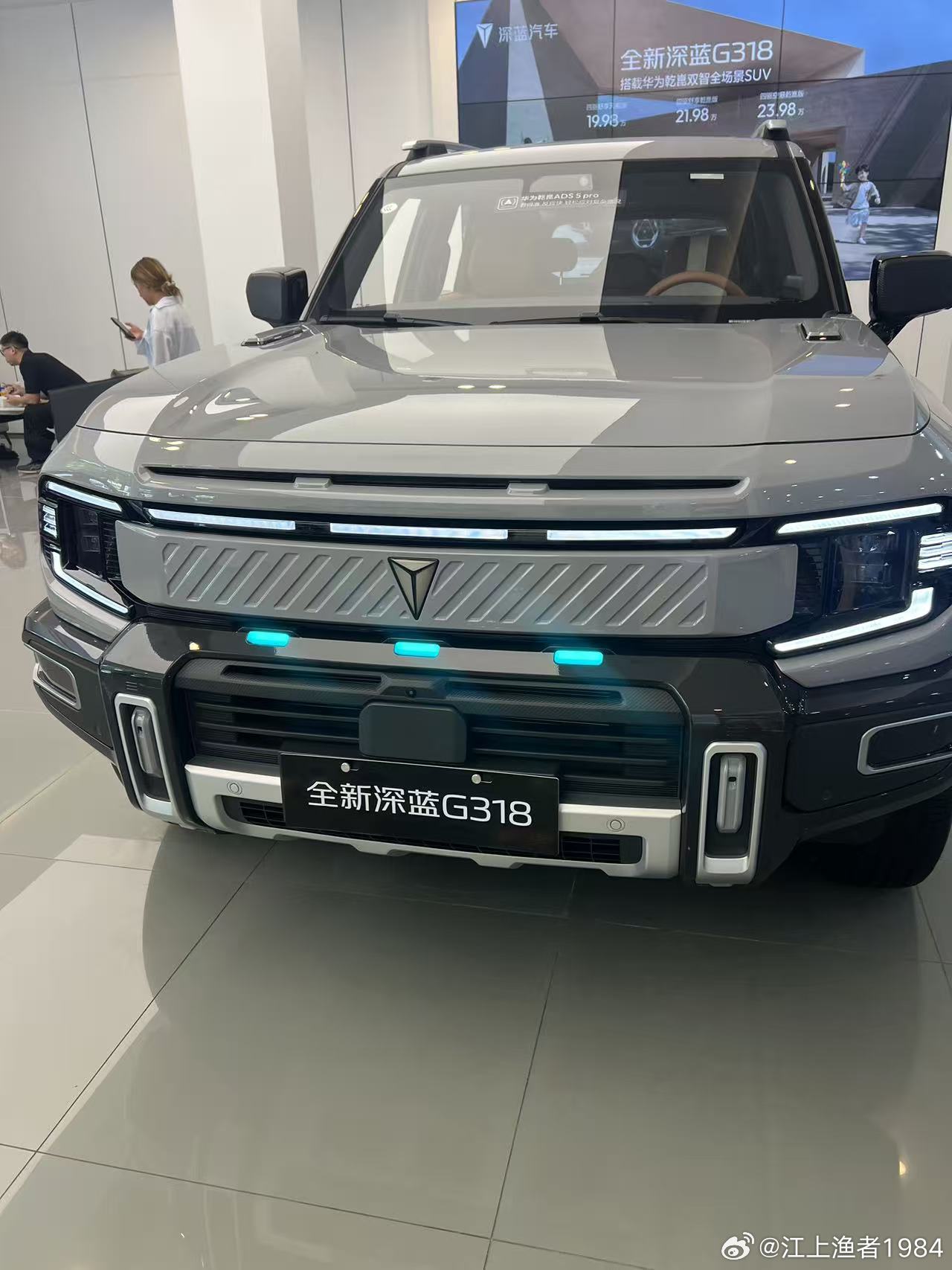 进店深度试驾全新深蓝G318，这台超5米方盒子的综合表现远超预期。外观上，标志性的硬派装甲线条搭配C