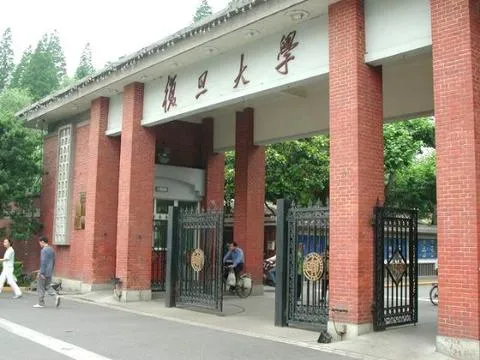 多所顶尖名校停招学硕，二战考生傻眼，读研成本差距超乎想象国内一众头部高等学府接连放出招生调整消息。北