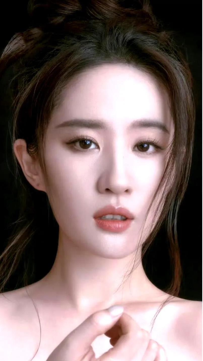 #刘亦菲#从挥杆时的飒爽活力，到纱裙扬起的粼粼仙气；从素净妆面的清透温婉，到绿裙