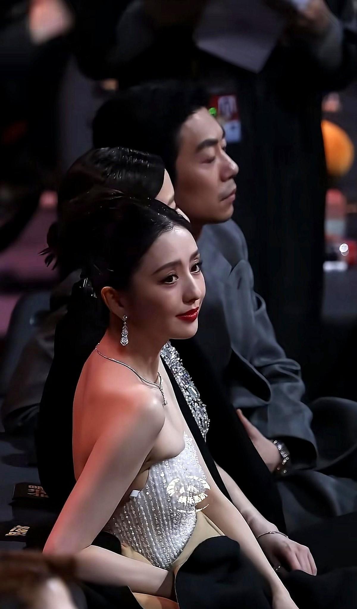 你根本没法想象，165cm、90斤的女明星，红毯上那“纸片人”模样，背后藏着什么