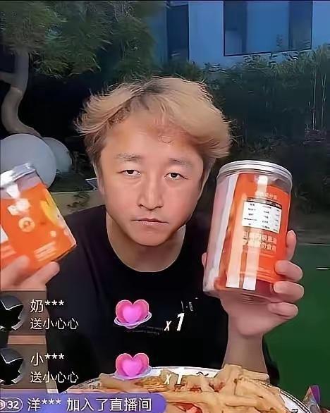 邹市明：哎呀，我不站了，你们聊，我在后面就行。冉莹颖：不行，你必须过来。今天