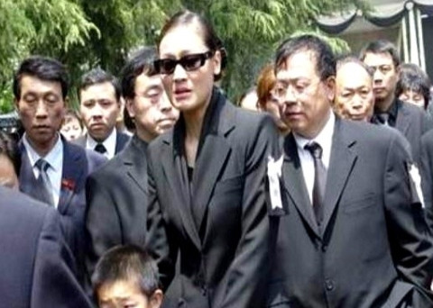 2005年，59岁的画家陈逸飞突然离世，30岁的娇妻宋美英在查看陈逸飞留下的保单