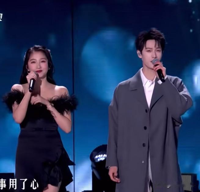 12月31日，关晓彤李昀锐肤色差！突然理解关晓彤为什么穿跟李昀锐不搭的黑裙而不