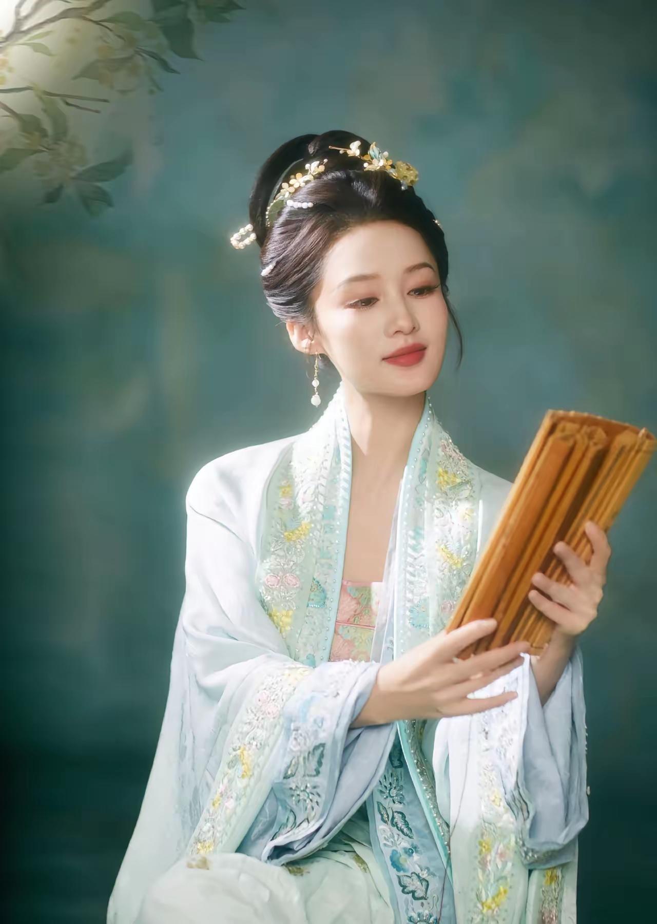 李沁，就是中国人心中的李清照一袭天青色的纱衣，青春的气息扑面而来；纤纤玉手，