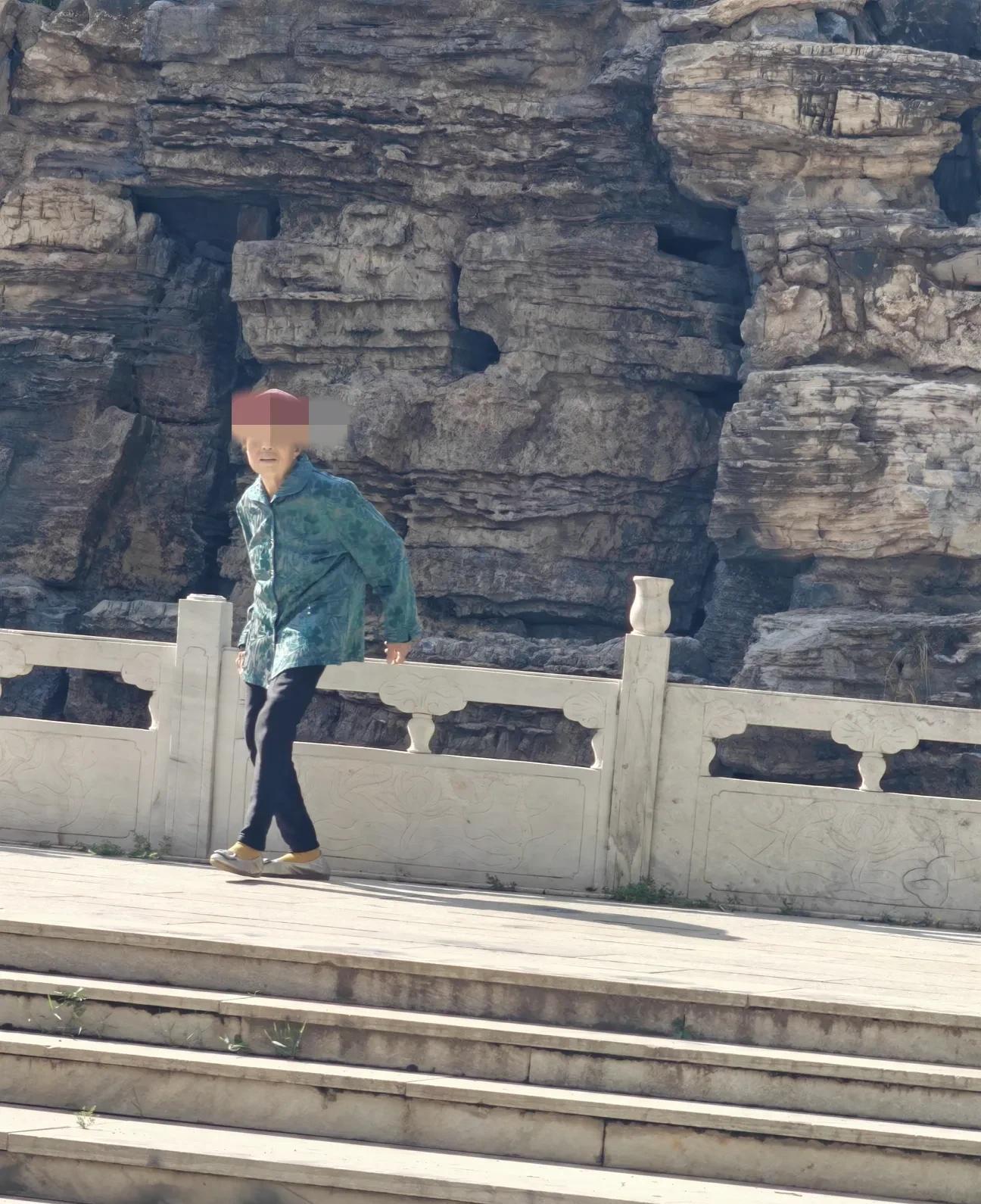 我和婆婆的第一次矛盾，发生在我结婚不到一个月。那年我23岁，丈夫25岁，