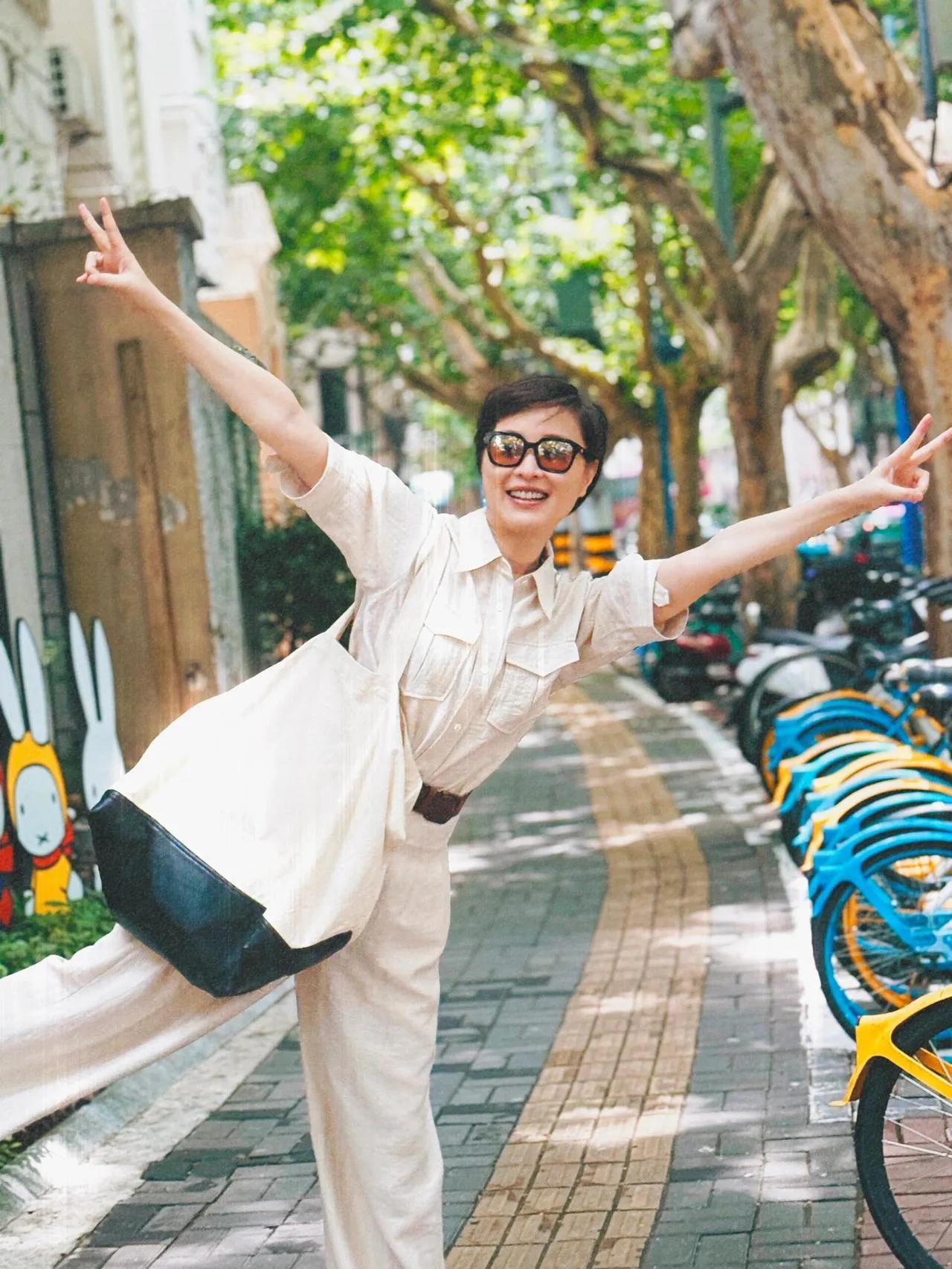 吴越的穿搭真的太适合中年女性抄作业了！宽松衬衫+高腰阔腿裤，遮肉显瘦同色系搭