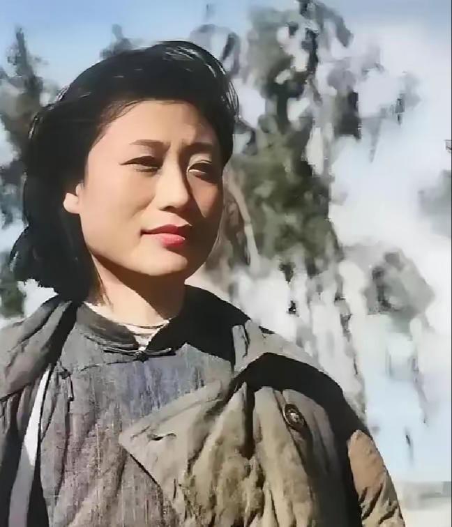 1938年，延安，项英一见风尘仆仆的妻子张亮进门，脸瞬间黑透，啪地掏枪拍在桌上。