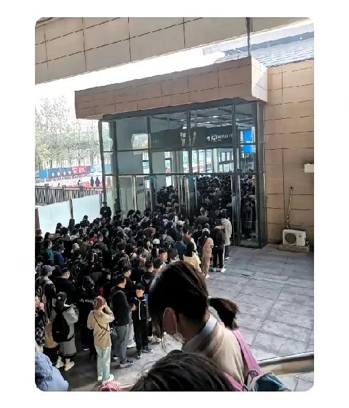 昨晚天津站被挤爆了，我还以为春运提前抢跑。一打听，好家伙，二十多万大军涌进天津，