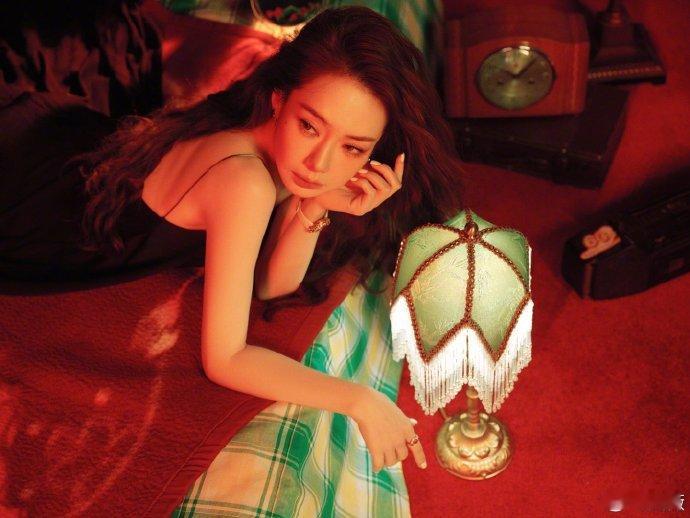 谁把戚薇搬我姥炕上了戚薇咋这么好看呢？而且这一次的造型也是特别的独特风格，对于这