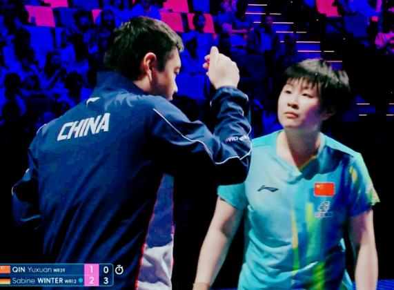 邱贻可气崩了！现场指导从没受过这气！乒乓球队的比赛，教练在下面急得跳脚，队员