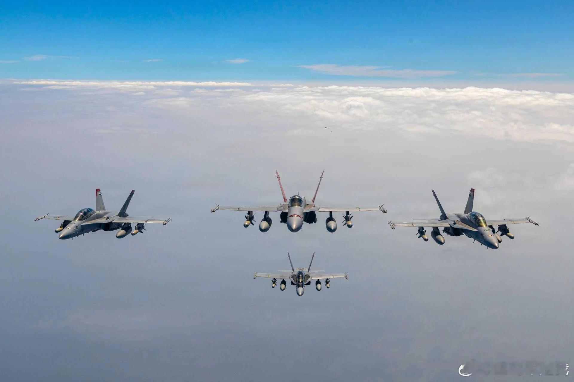 美军10架大黄蜂挂满鱼叉导弹，从日本基地起飞，这是要封锁谁最近，美国国防影像分发