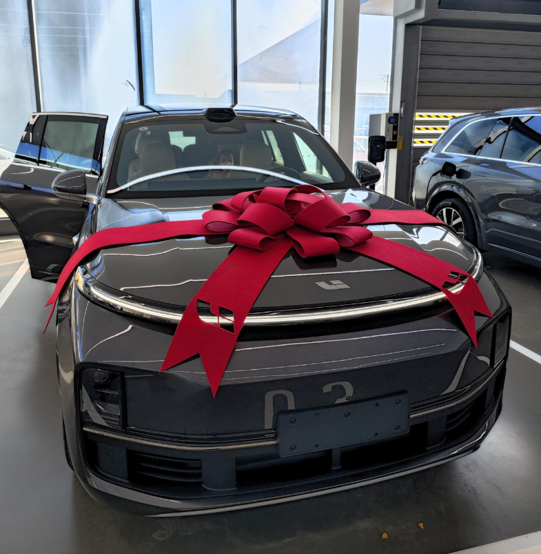 纯电感受理想L8最好，油门感觉最润。乘客动态体验篇，爱人说L8像高铁，问界M7